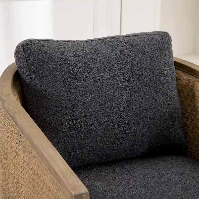 Poltrona a botte girevole a 360° rivestita in Carbon Black 30.12 con robusta struttura in legno massello