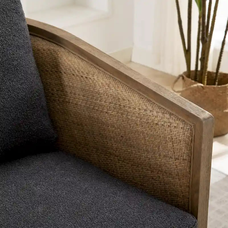 Poltrona a botte girevole a 360° rivestita in Carbon Black 30.12 con robusta struttura in legno massello