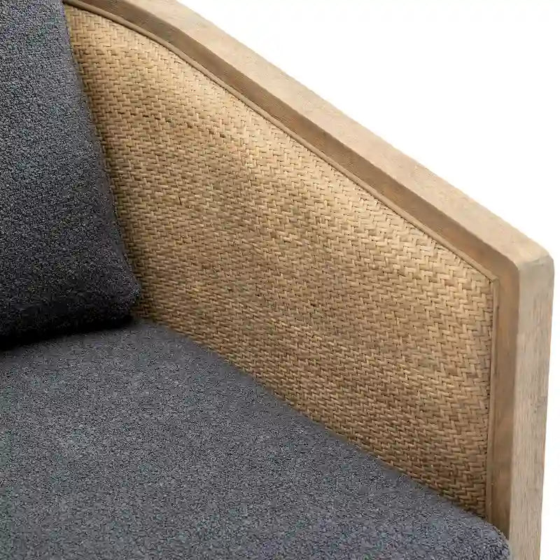 Poltrona a botte girevole a 360° rivestita in Carbon Black 30.12 con robusta struttura in legno massello