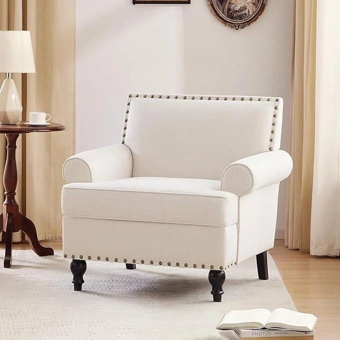 Poltrona moderna beige con 31 borchie