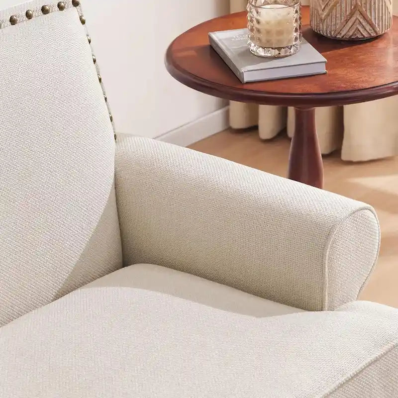 Poltrona moderna beige con 31 borchie