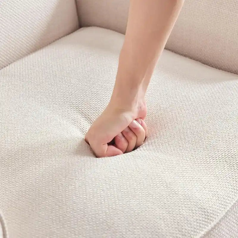 Poltrona moderna beige con 31 borchie