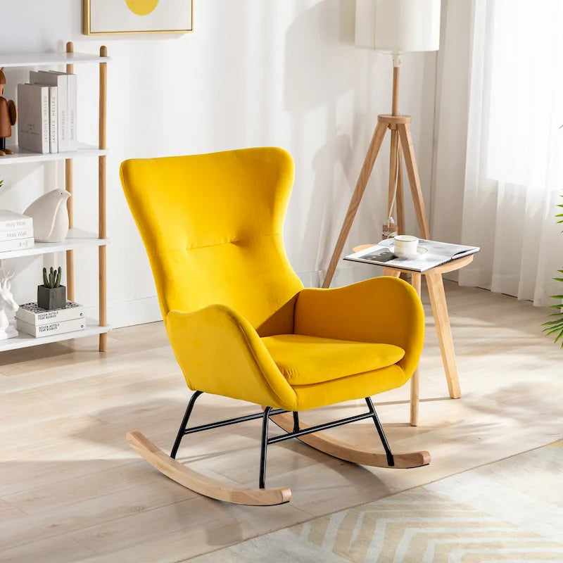Poltrona a dondolo moderna Yellow 33.1 con schienale alto, rivestita in tessuto, con gambe in legno di gomma e struttura in metallo