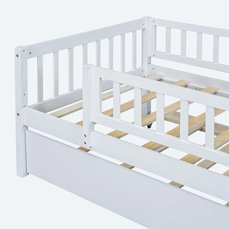 Letto a giorno in legno di dimensioni singole con letto estraibile e sponde di protezione a staccionata