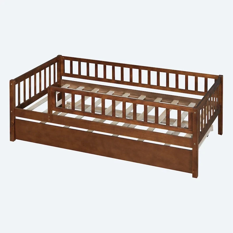 Letto a giorno in legno di dimensioni singole con letto estraibile e sponde di protezione a staccionata