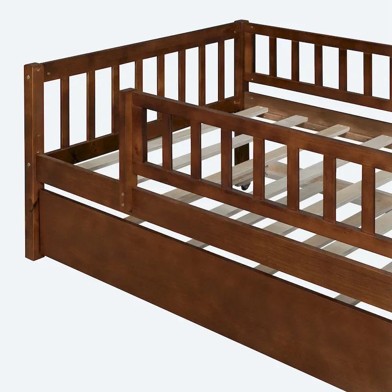 Letto a giorno in legno di dimensioni singole con letto estraibile e sponde di protezione a staccionata