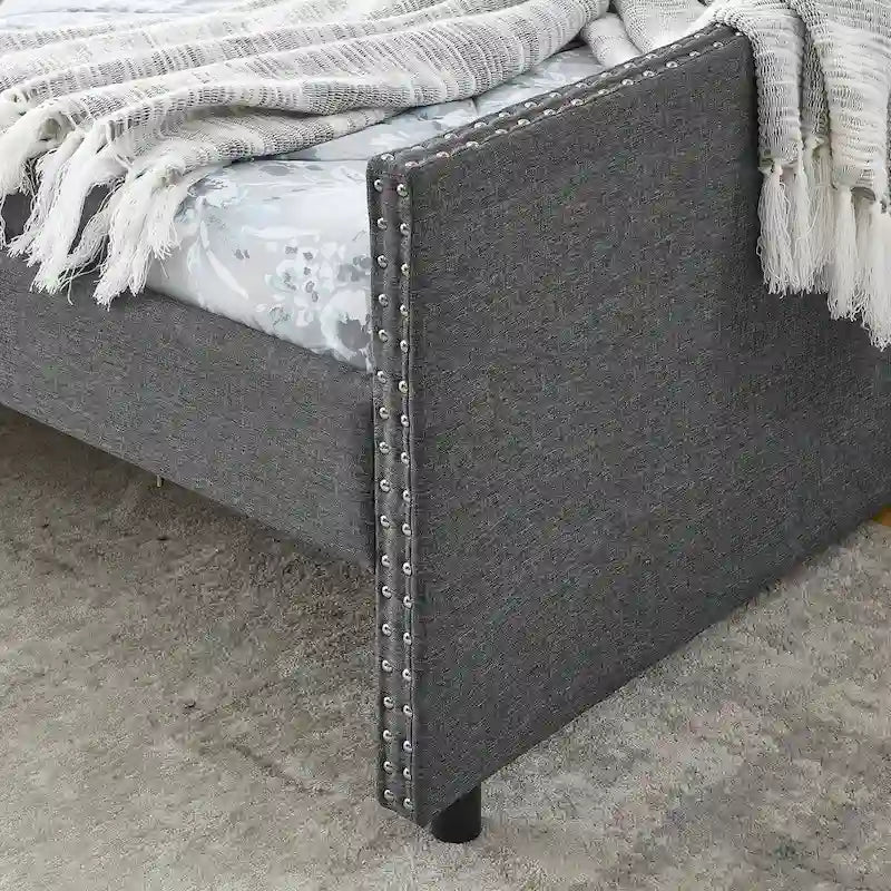 Divano Letto Queen Size con Testiera Trapuntata con Bottoni sullo Schienale e Chiodi in Rame sui Braccioli Ondulati (84.5x63.5x26.5)